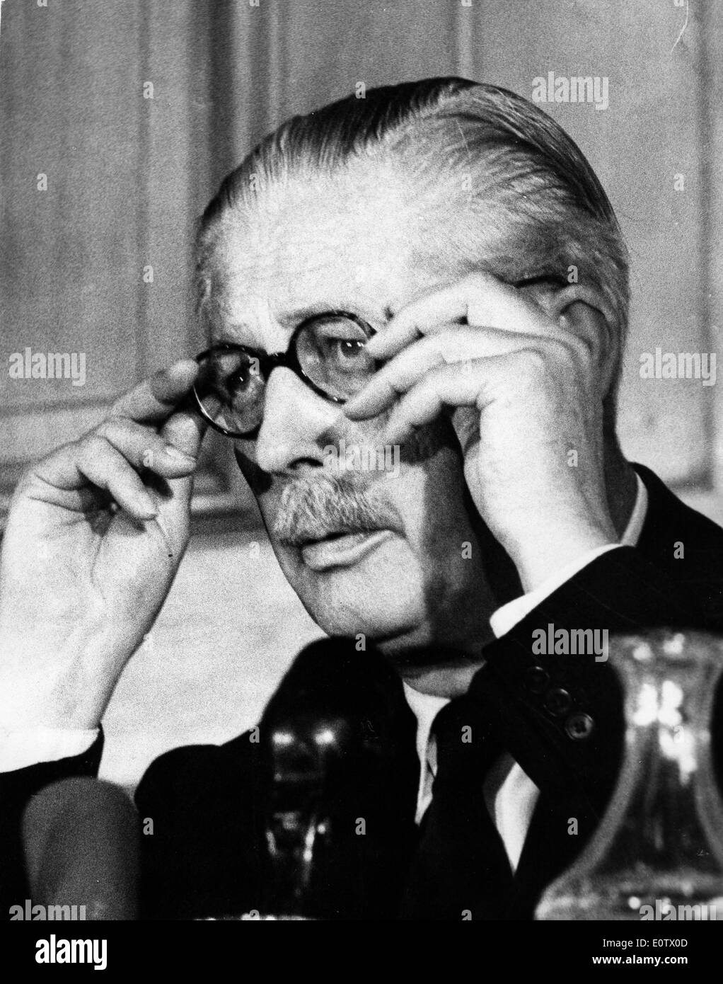 Le premier ministre Harold Macmillan ajuste ses lunettes Banque D'Images