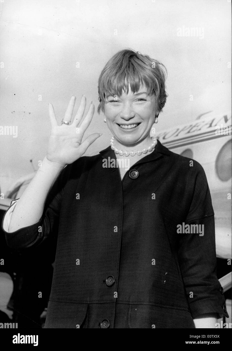 L'actrice Shirley MacLaine à l'aéroport de Paris Banque D'Images