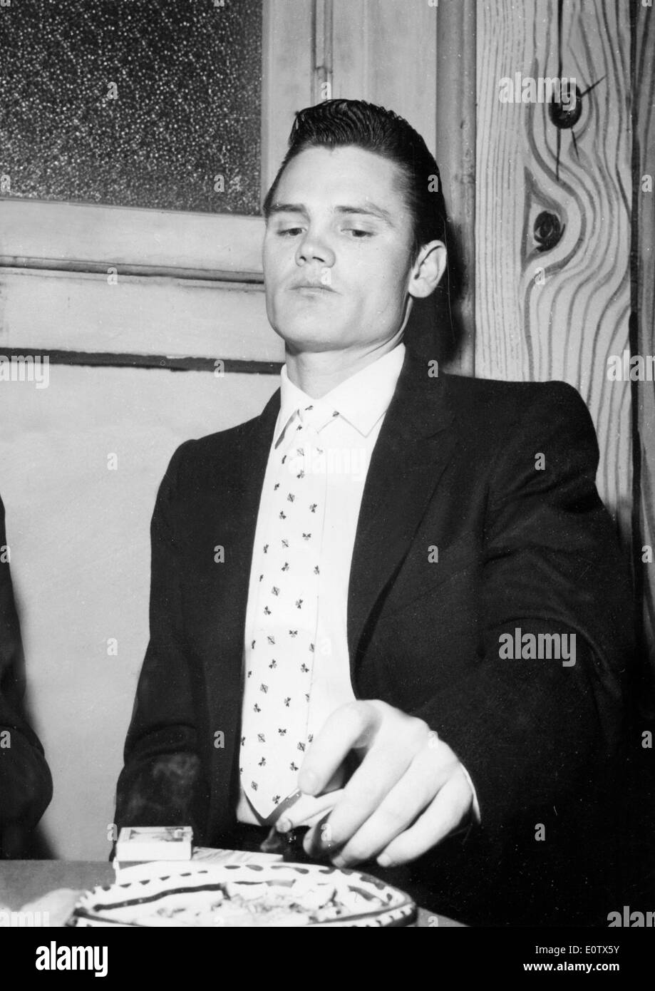 Le Prince de Cool Chet Baker assis fumer une cigarette Banque D'Images