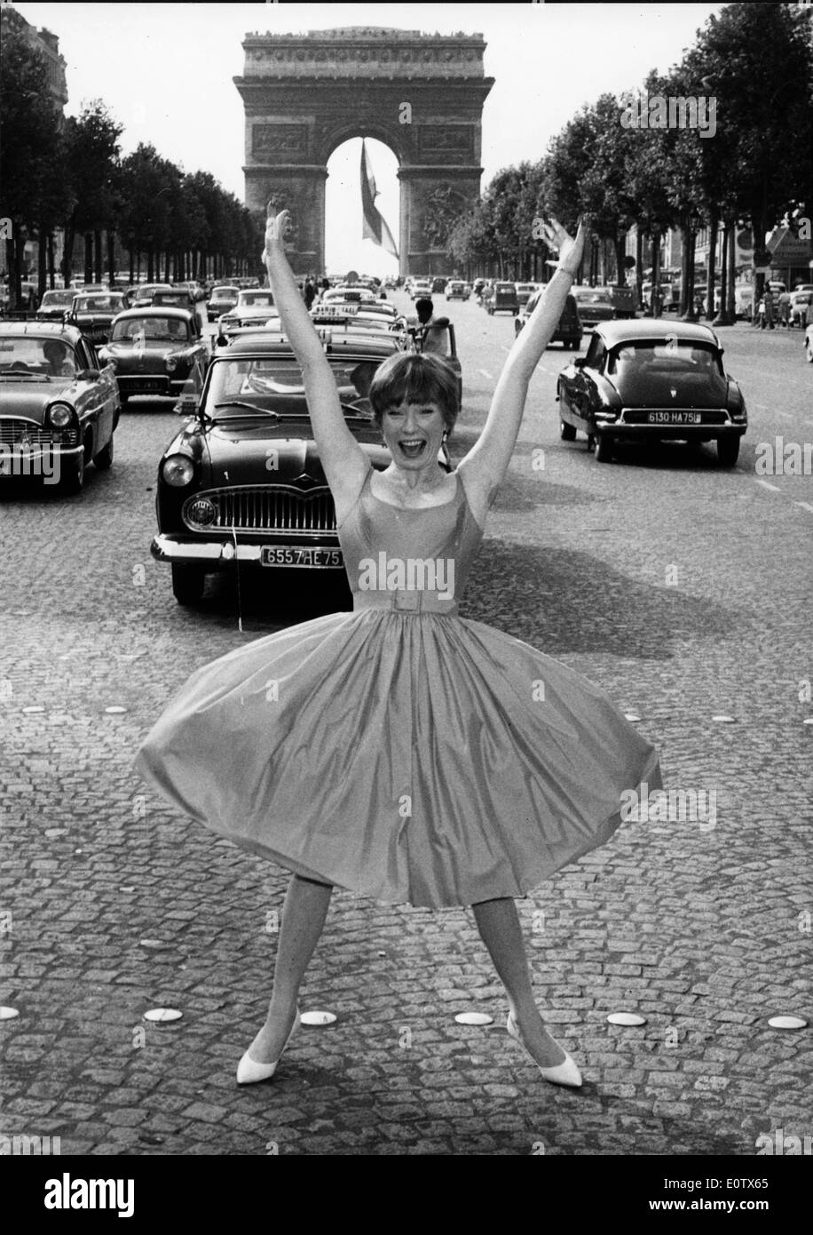 L'actrice Shirley MacLaine danser dans la rue à Paris Banque D'Images