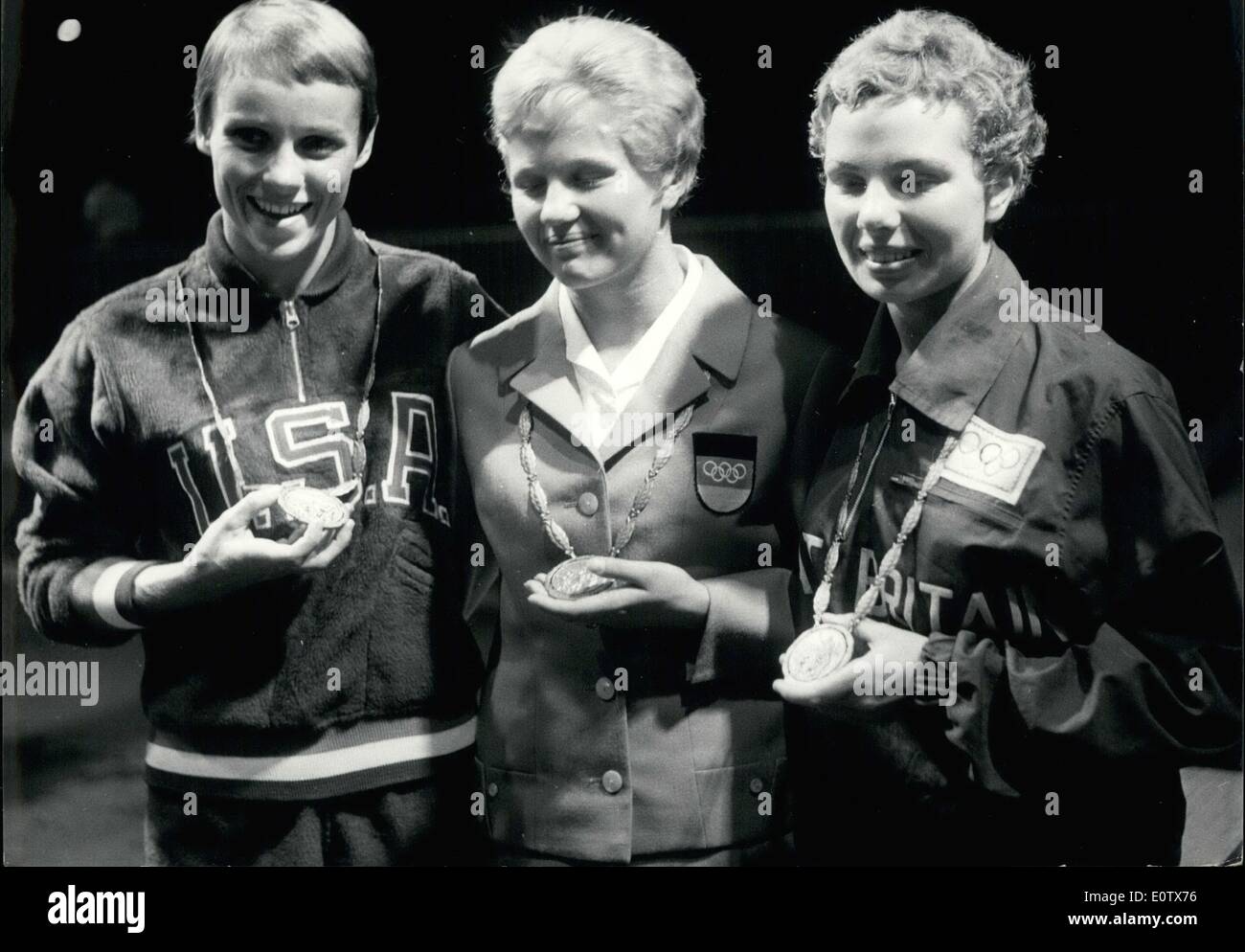 Le 29 août 1960 - De gauche à droite : America's Paula Pope (2e), l'Allemagne, Ingrid Kramer (1er), et le britannique Elisabeth Ferris (3ème) Banque D'Images