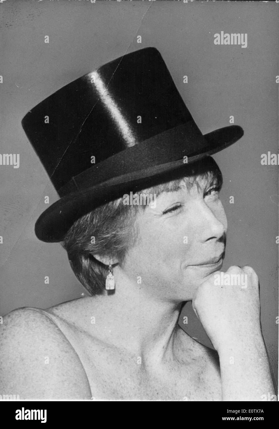 Portrait de l'actrice Shirley MacLaine la modélisation d'un hat Banque D'Images