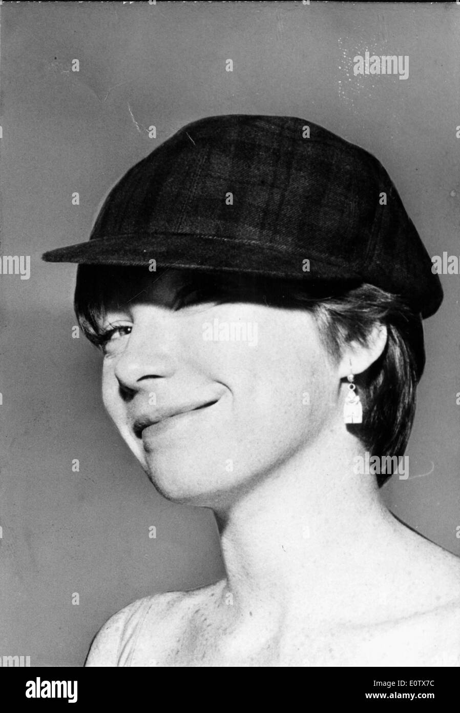 Portrait de l'actrice Shirley MacLaine la modélisation d'un hat Banque D'Images