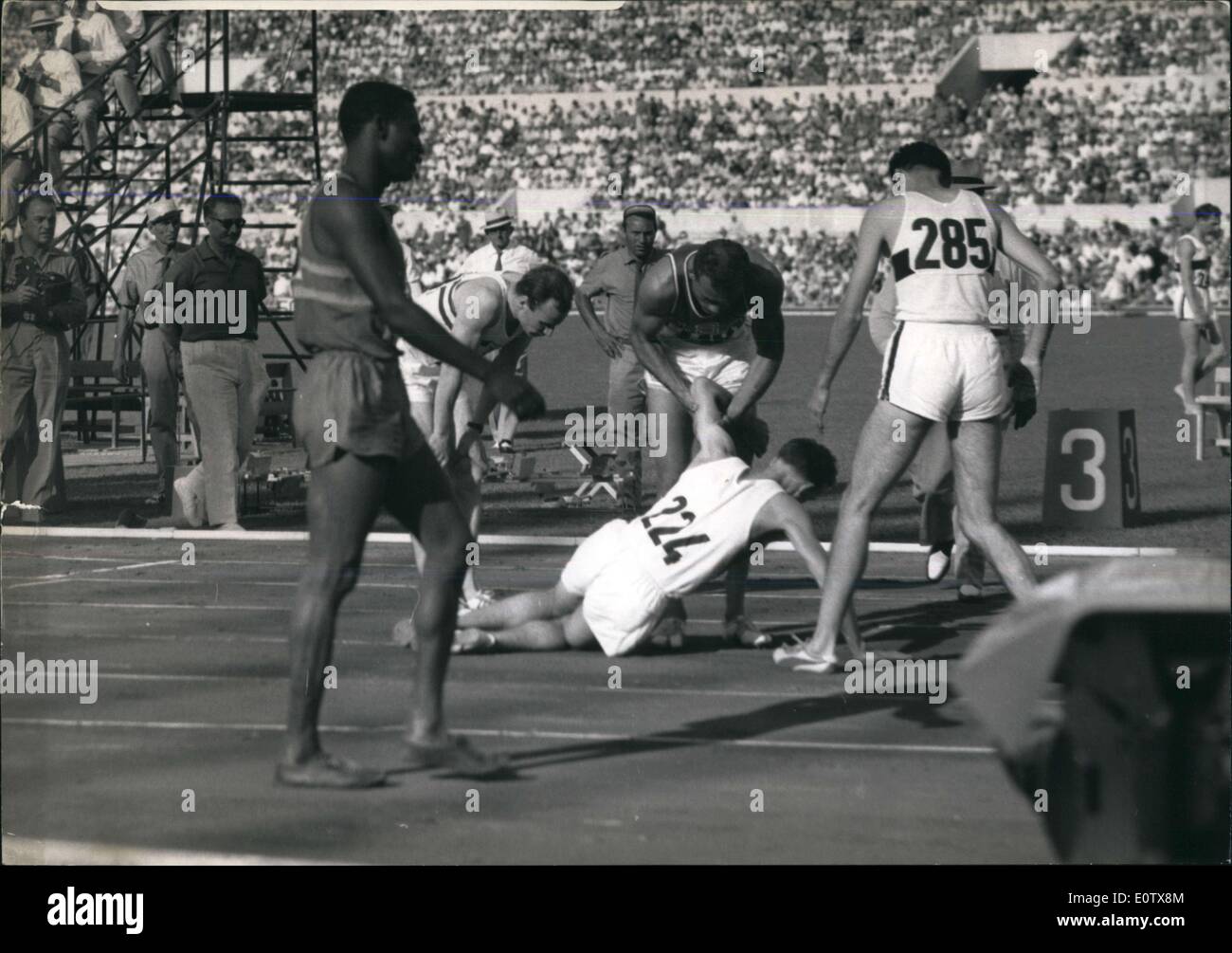 Septembre 01, 1960 - Swiss Runner Falls - Obstacles en demi-finale : B. Galliker (Suisse) est aidé par l'Allemand Matthias W. (285) et d'autres concurrents lorsqu'il avait une chance de l'automne - au cours de la demi-finale du 400 mètres haies cas cet après-midi. Banque D'Images