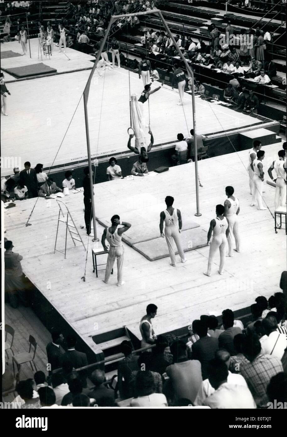 Septembre 05, 1960 - Gymnastique dans environs historique. : gymnastique, a commencé dans le cadre historique de Terme di Caracalla ce matin. La photo montre la vue générale pendant la gymnastique, ce matin. Banque D'Images