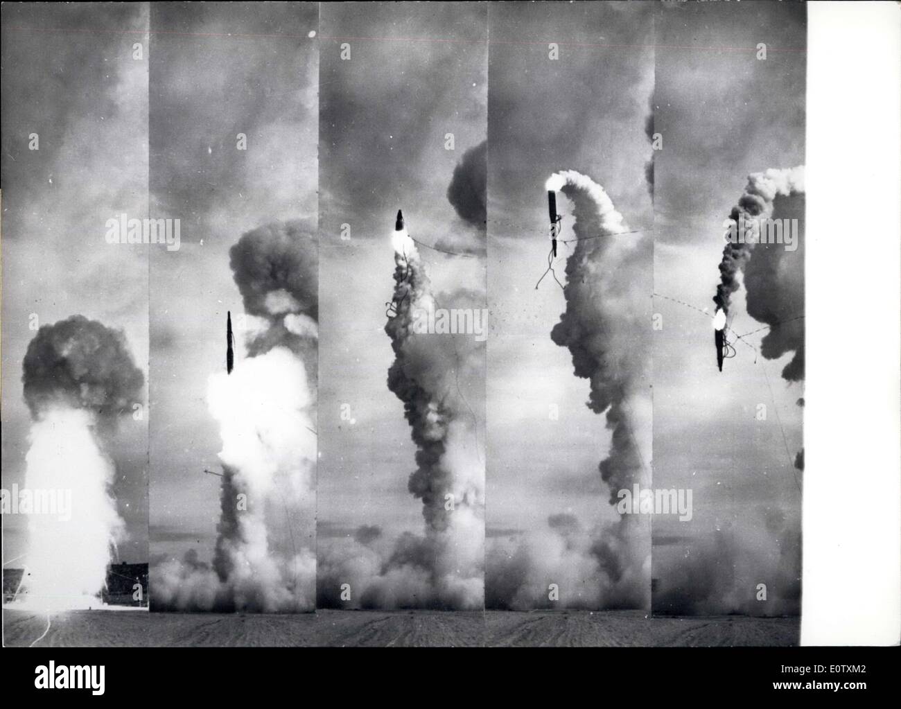 08 septembre 1960 - essais avec 'Minuteman' - ICBM: Cette séquence de photographies a été prise lors d'un récent lancement de silo de mise au point d'un véhicule d'essai Minuteman à la base aérienne d'Edward, en Californie. Le moteur de fusée de premier étage a cessé de brûler et les câbles de liaison en T limitent son vol. Ses objectifs d'essai atteints, la fusée Minuteman tombe à nouveau sur terre. Banque D'Images