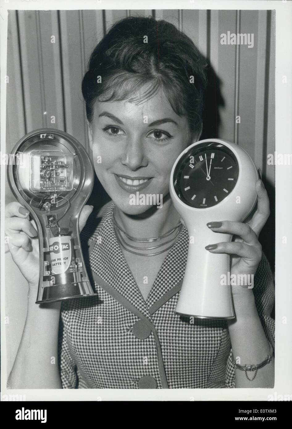 Septembre 08, 1960 - Presse Aperçu de Watch and Jewellery Fair : aperçu de la presse a eu lieu aujourd'hui au Café Royal, de la Watch and Jewellery Fair, qui s'ouvre lundi prochain à l'Olympia. Photo montre Brenda Sawyer vu à la presse aperçu avec une batterie de haute fréquence de l'horloge de précision phénoménale. La batterie, qui ne coûte que 10d, dure deux ans. L'horloge est de fabrication suisse, et coûts ?24. Banque D'Images