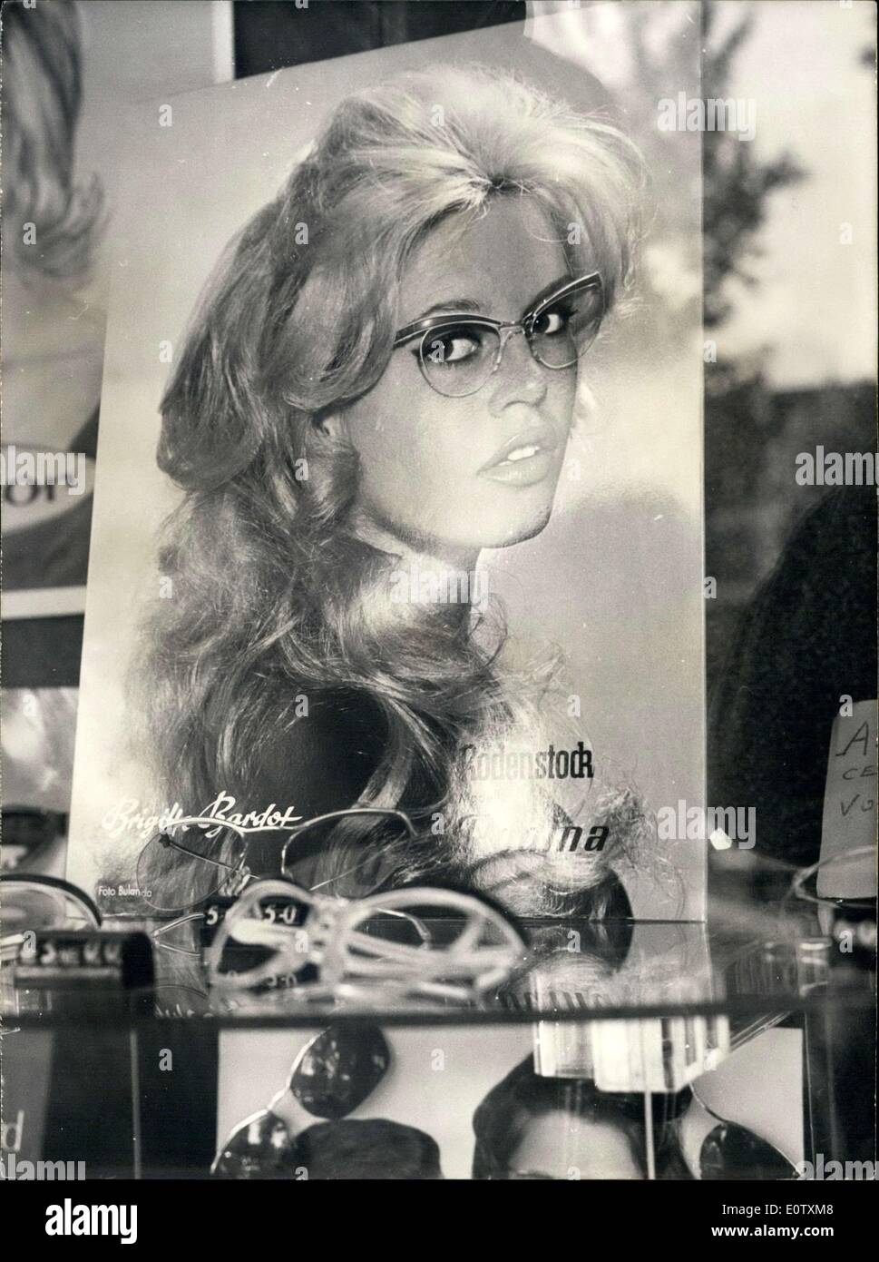 Septembre 08, 1960 - Brigitte Bardot Affiche publicitaire de X opticien  lunettes Photo Stock - Alamy