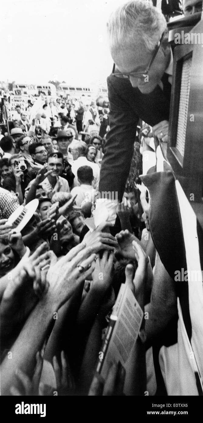 Barry Goldwater se serrer la main par la fenêtre Banque D'Images