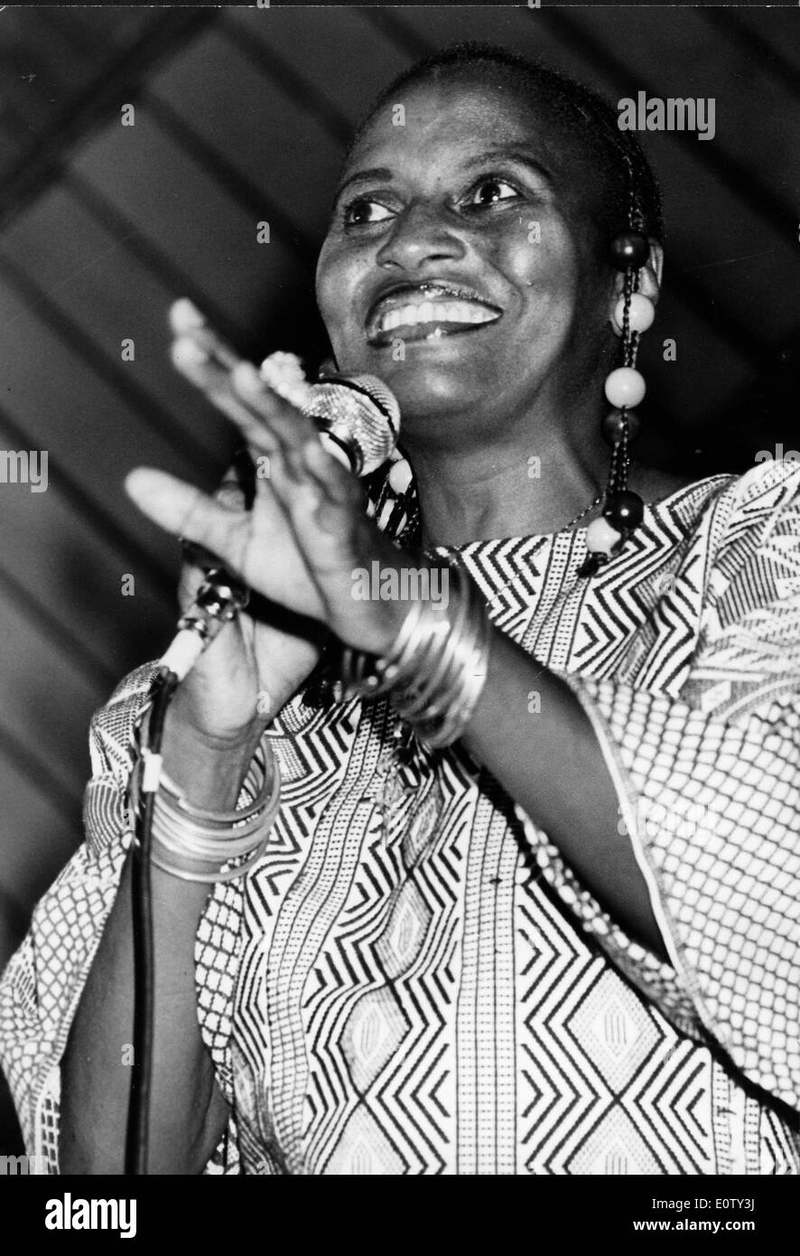 Miriam Makeba performing on stage in London Banque D'Images