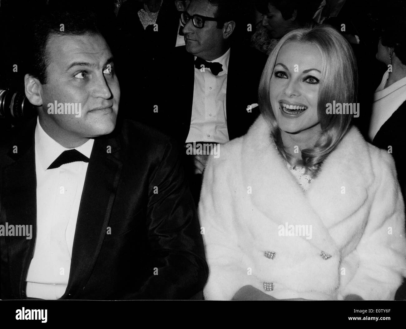 Virna Lisi lors d'un événement avec un ami Banque D'Images