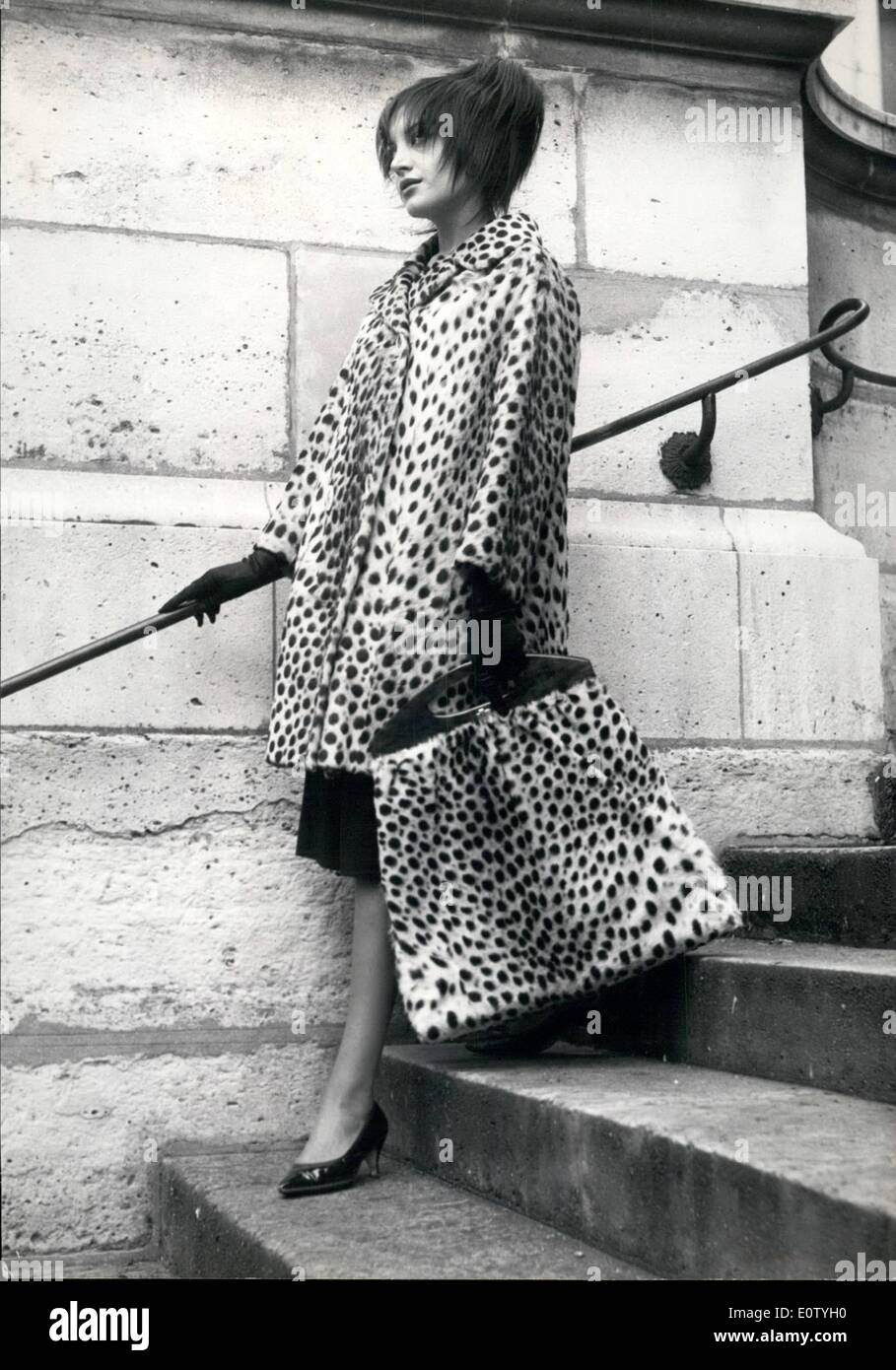 10 octobre 1960 - Hiver 1960-1961 : la mode pour ''Isidre'', un manteau de fourrure Panthère sportive avec un sac de match. Chapeau cloche de plumes . Conçu par Paris couturière Chombert. Banque D'Images