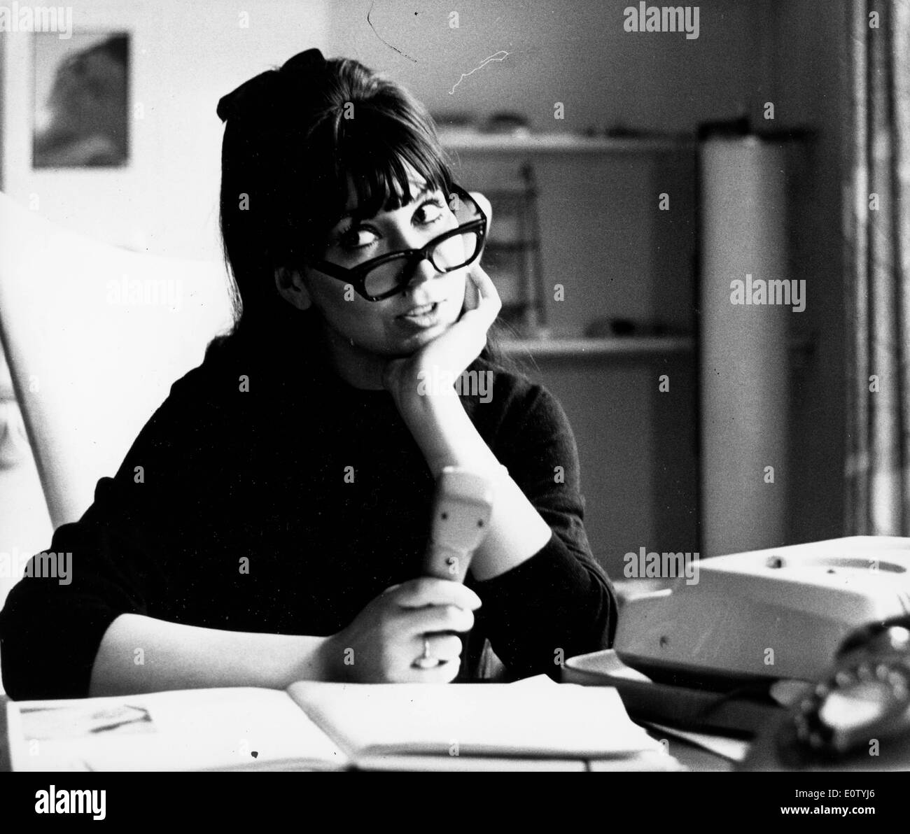 Portrait de l'artiste Anita Harris à un bureau Banque D'Images