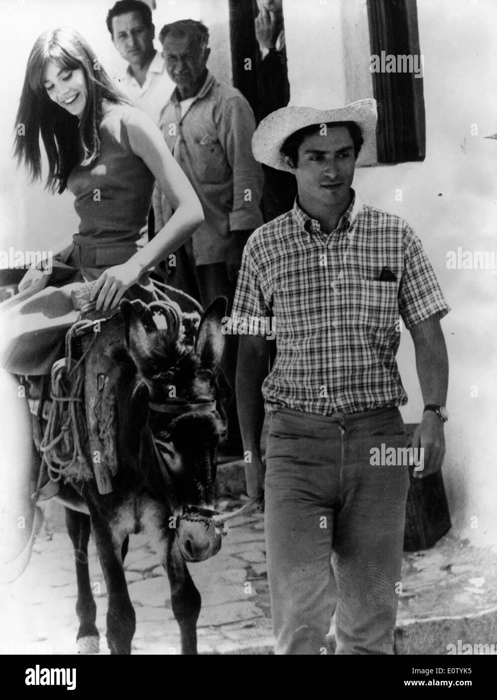 Françoise Hardy monte un âne avec Sami Frey Banque D'Images