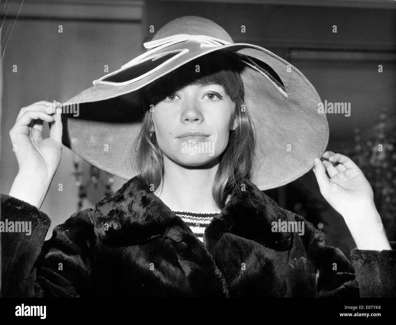 Chanteuse, comédienne Françoise Hardy in hat Banque D'Images