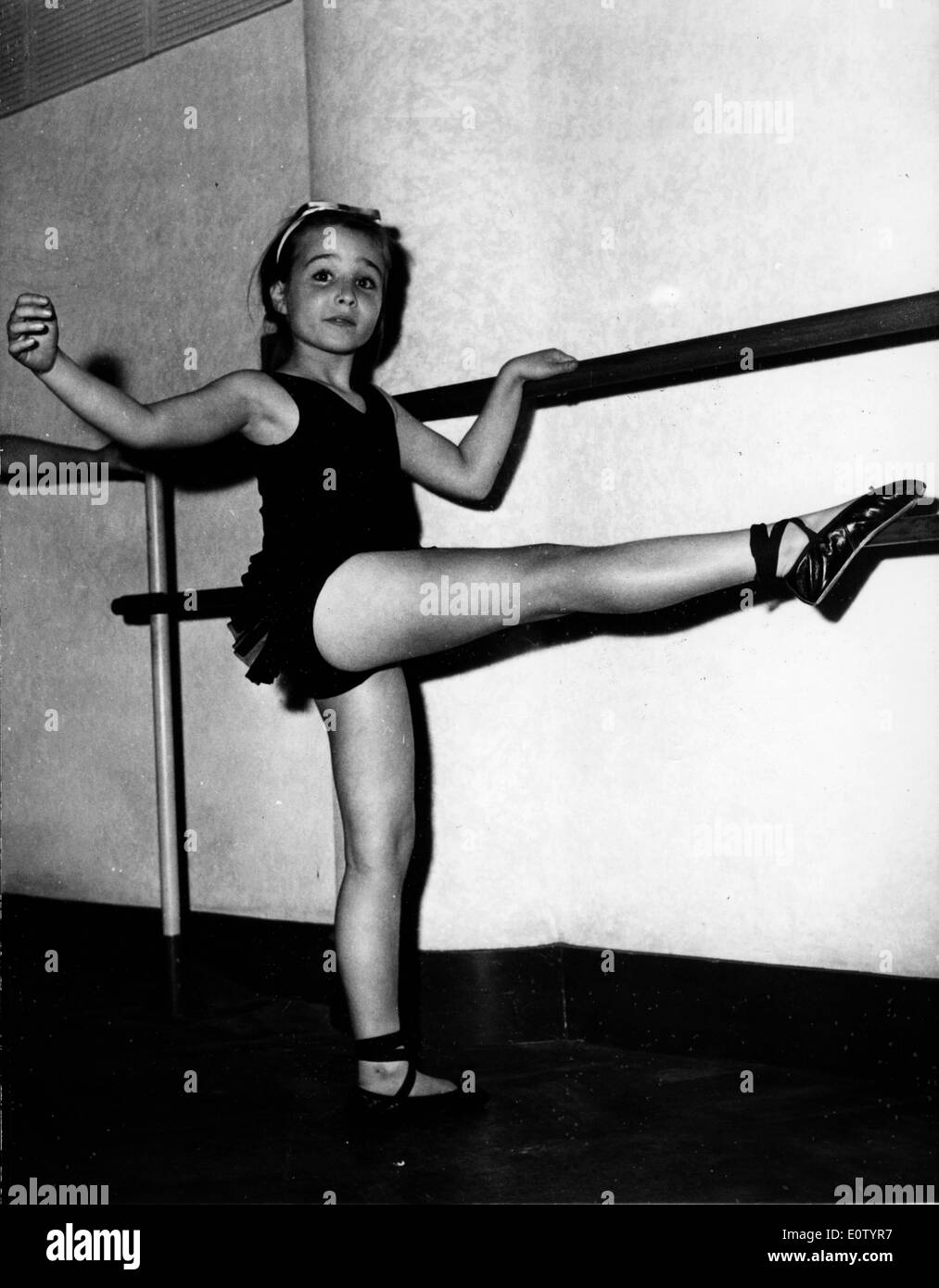 L'actrice Juliette Greco faisant ballet comme un enfant Banque D'Images