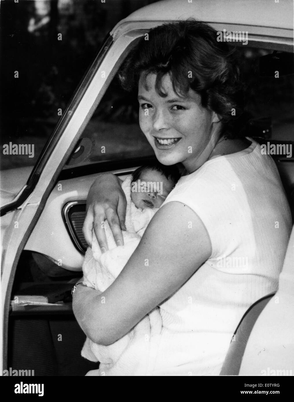 Judy athlète Grinham en sortant de la voiture avec son bébé Banque D'Images