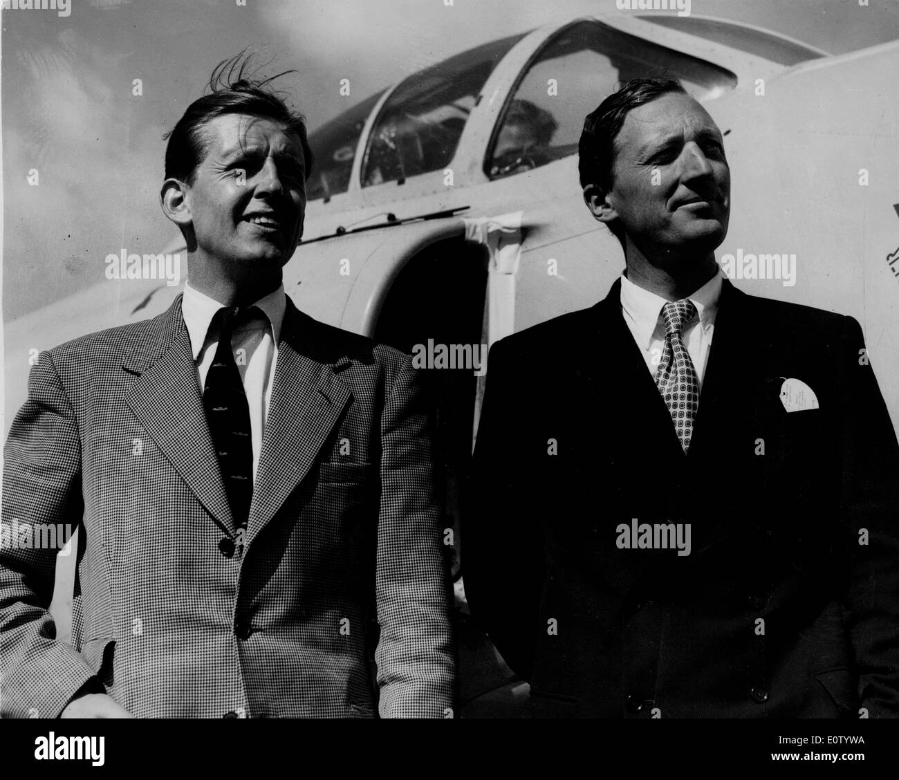 Michael Lithgow à l'aéroport avec un autre homme Banque D'Images