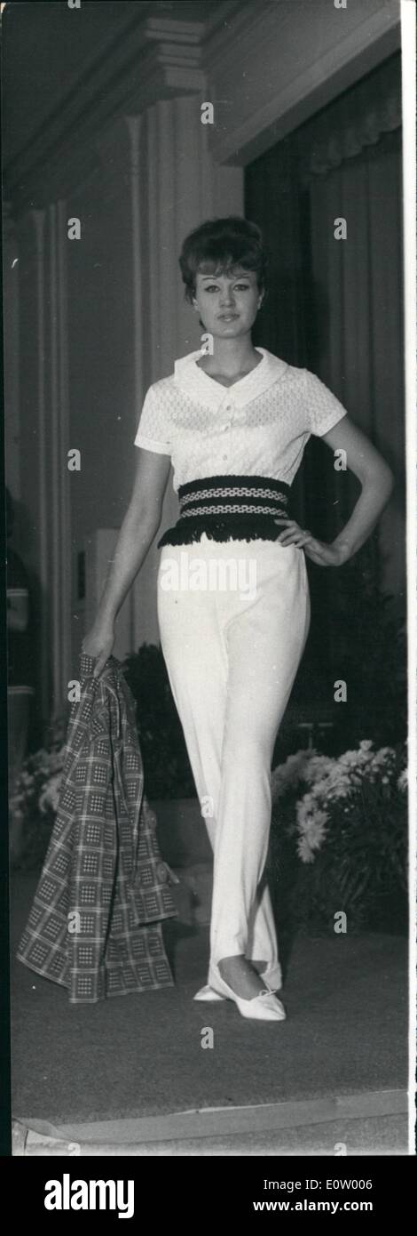 10 octobre 1960 - Nouvelle Couture à Paris : photo montre un pantalon en nylon blanc. Blouse en nylon et grande ceinture.  : Banque D'Images