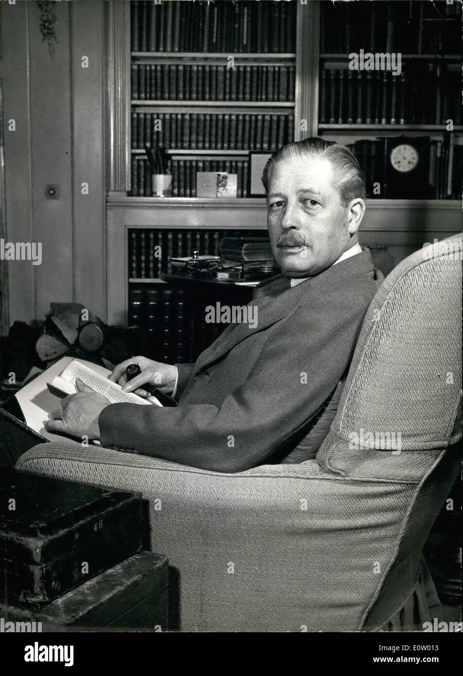 10 octobre 1960 - à la maison avec la nouvelle ministre des Affaires étrangères : la Rt. L'honorable Harold Macmillan, C.P., député a réussi Sir Anthony Elen au Foreign Office, et déjà est profondément immergé dans les affaires étrangères, un sujet dont il a toujours été très intéressés. Bien que les semaines à venir risquent d'être rempli de lourds travaux et responsabilités tant dans le domaine de la diplomatie internationale, et d'accueil politique Harold Macmillan saisit toutes les occasions d'obtenir directement de Whitchall et vous détendre dans l'espace et la paix de son pays accueil au Sussex Banque D'Images