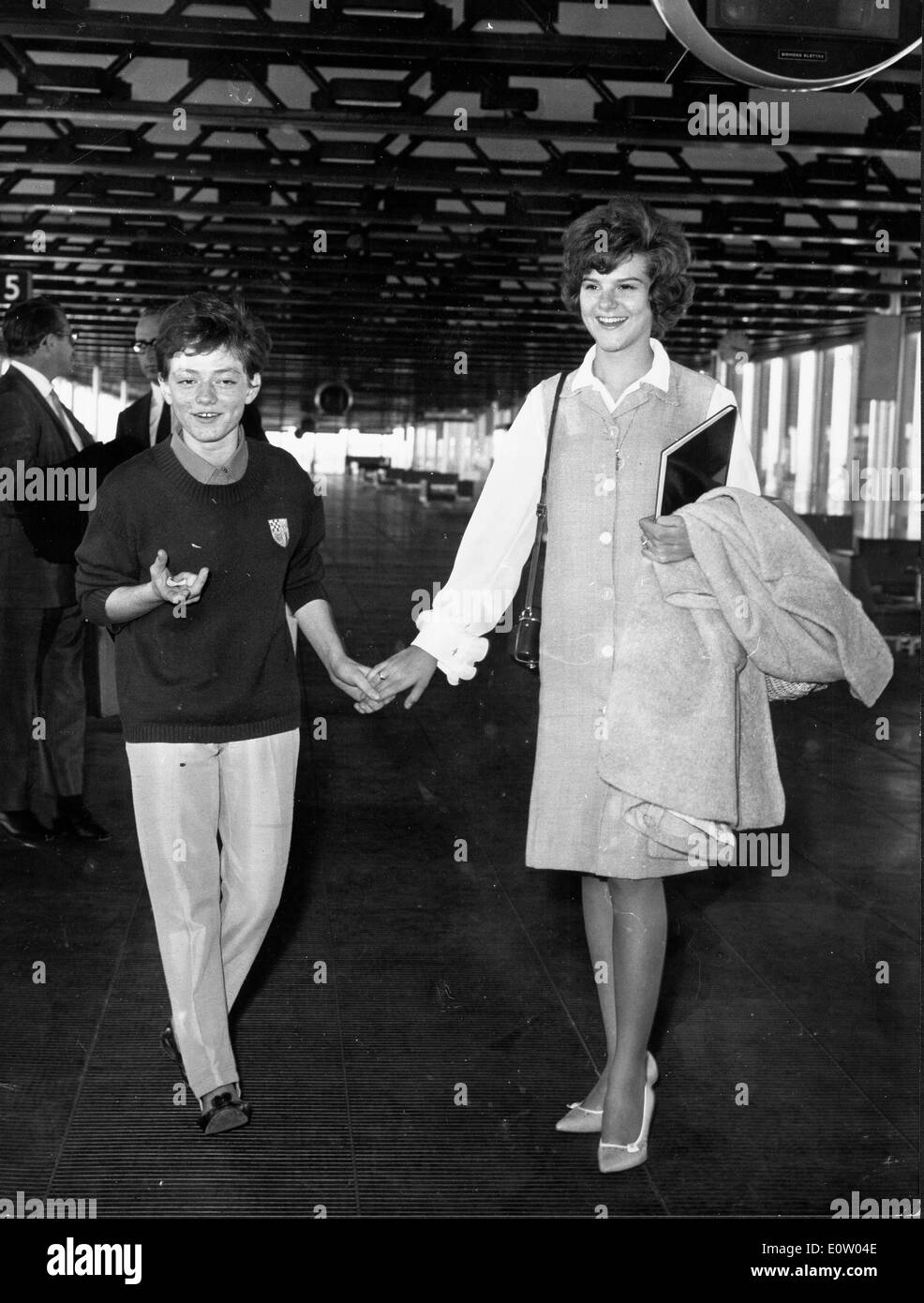 Singer Peggy March marcher avec un jeune garçon Banque D'Images