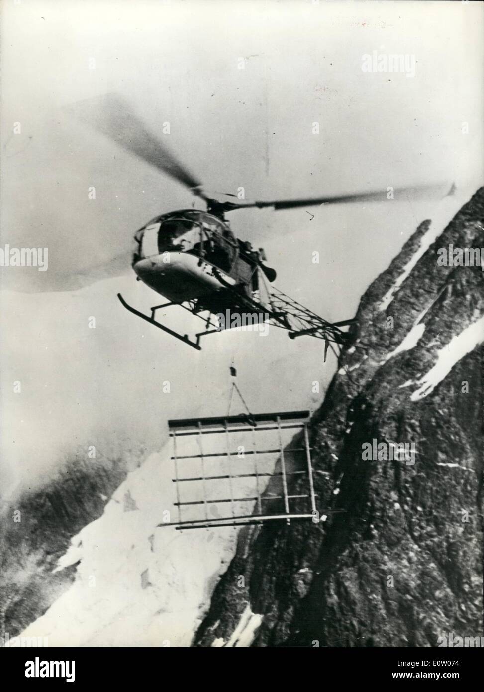 10 octobre 1960 - hélicoptère pour des transports : les hélicoptères sont une aide précieuse où les transports routiers sont rendues difficiles par de hautes montagnes. Photo montre un ''Alouette'' le déchargement du matériel pour la construction d'une maison préfabriqué quelque part dans les Alpes françaises. Banque D'Images