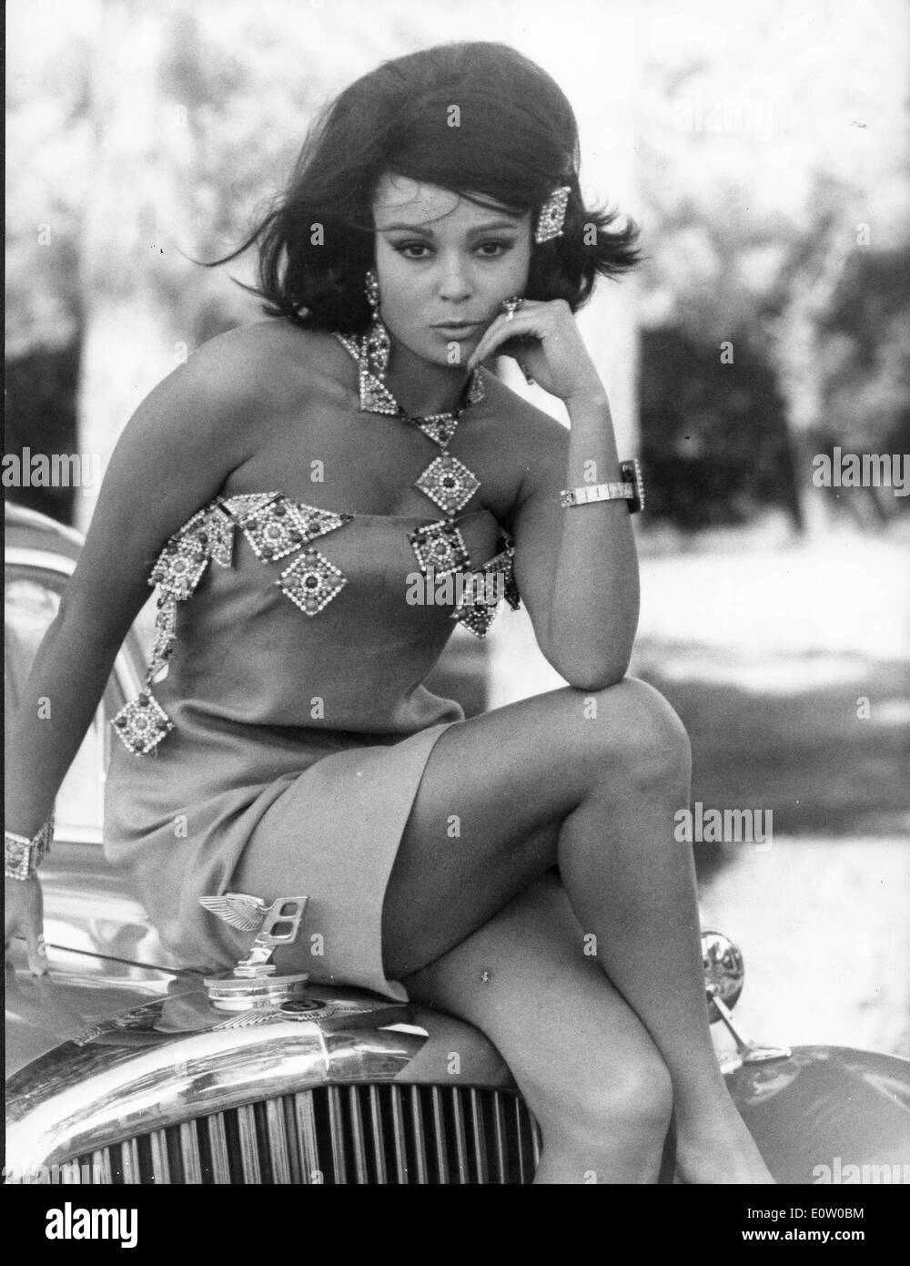 Portrait de Mirella Maravidi sur une voiture Banque D'Images