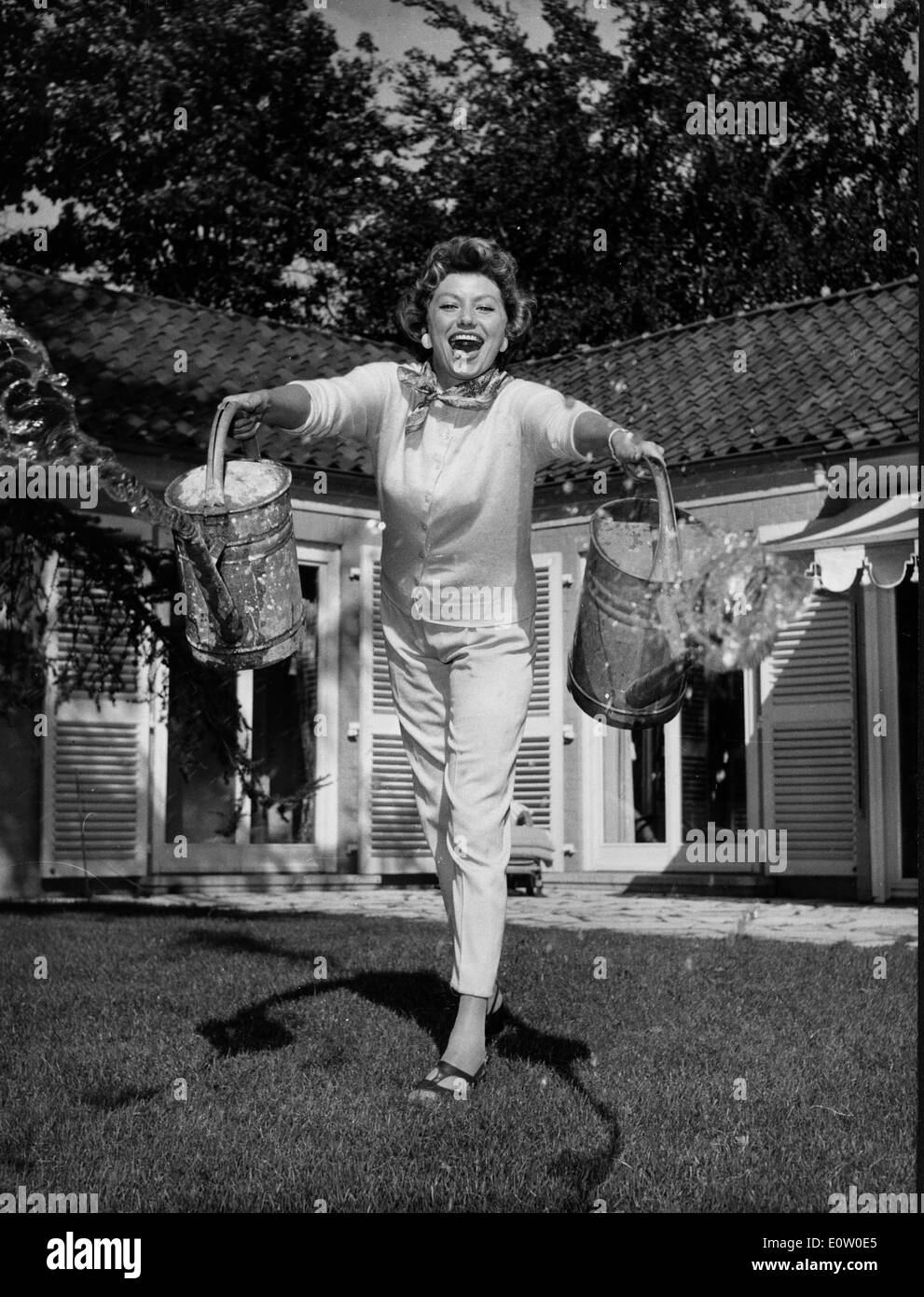 L'actrice Gisela Lelim Michel travaille dans son jardin Banque D'Images