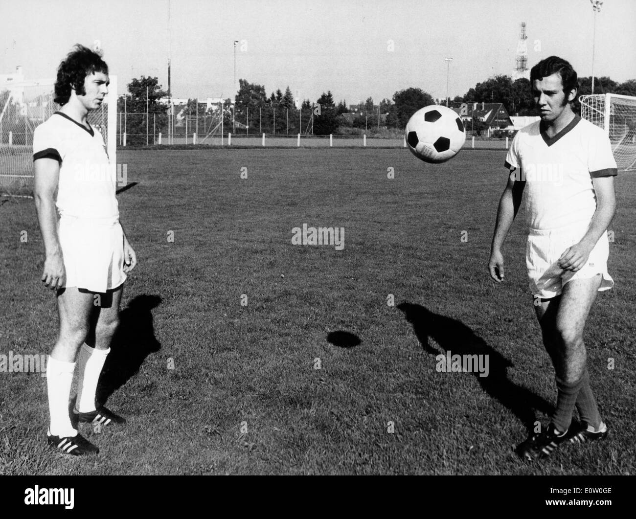 Franz Beckenbauer la pratique de soccer avec un coéquipier Banque D'Images