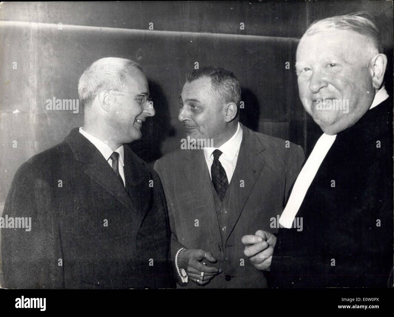 03 novembre 1960 - Ouverture de la ''Processus'' : Des barricades sur la photo, de gauche à droite : Docteur Bernard Lefevre, Commandant et Sapin-Lignieres Lawer Lainne, dans le Law-Courts aujourd'hui. Banque D'Images