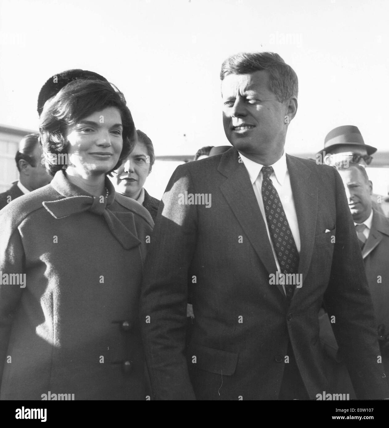 Le président Kennedy debout avec femme Jackie Banque D'Images