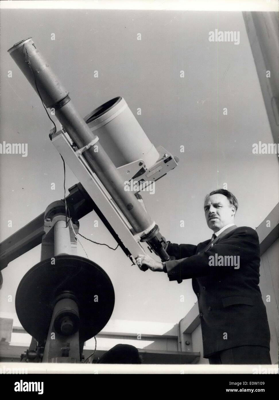 06 nov., 1960 - astronome de l'Observatoire de Paris décerné Prix : Le prix annuel de Guzman pour les ouvrages sur l'astronomie est allé au professeur Banque D'Images