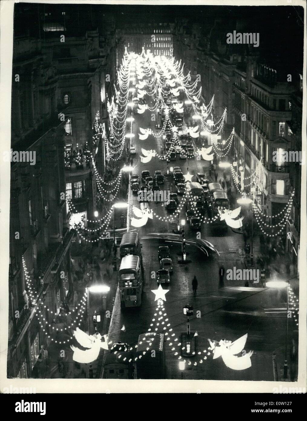 11 novembre 1960 - La mise en route des illuminations de Noël dans l'Ouest - FIN : Les illuminations de Noël dans la région de Oxford street et Banque D'Images