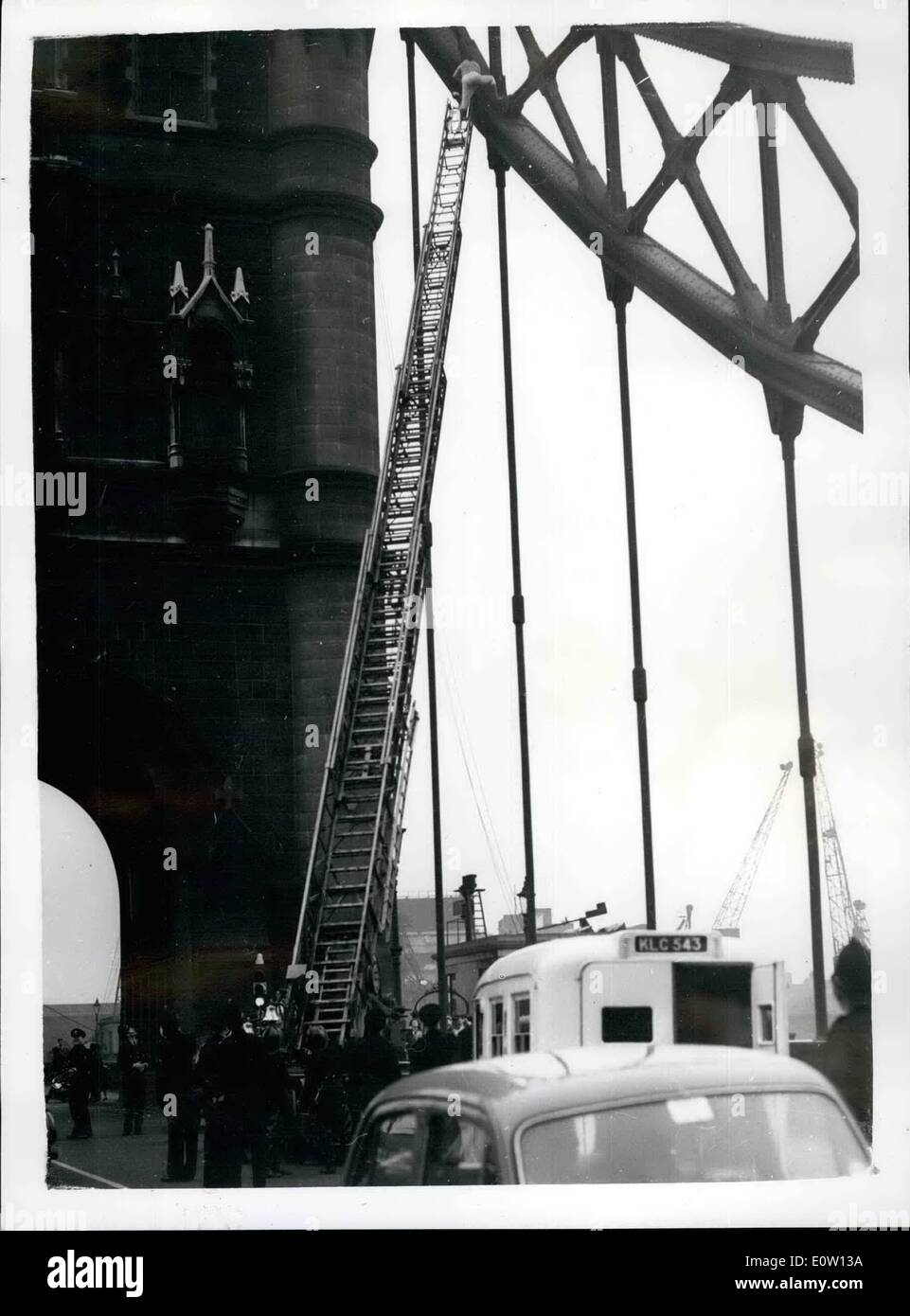 11 novembre 1960 - Sensation à Tower Bridge l'homme dit qu'il va en voiture de haut. Il y avait une sensation à Tower Bridge cet après-midi - quand un homme clibed forme l pour le haut de la haute bridge soutient - il disait que c'était son intention de conduire dans la rivière. La police a été bientôt sur la scène - et est montée jusqu'à lui - et eventuallu le persuada de ne pas sauter parce que l'eau a été beaucoup à avaler. Un incendie moteur a été appelé - et l'homme a été aidé à la masse - et placé en garde à vue par la police. On a appris qu'il est de 40 ans, Johnny Sanger Banque D'Images