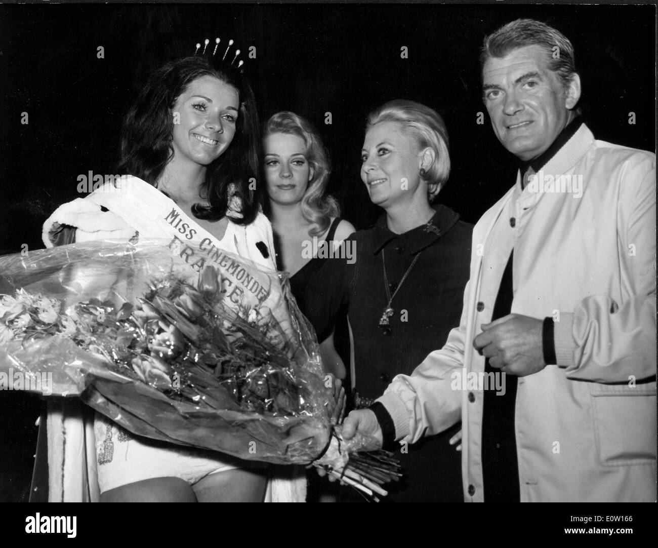 Jean Marais présente la nouvelle Miss cinéma avec des fleurs Photo Stock -  Alamy