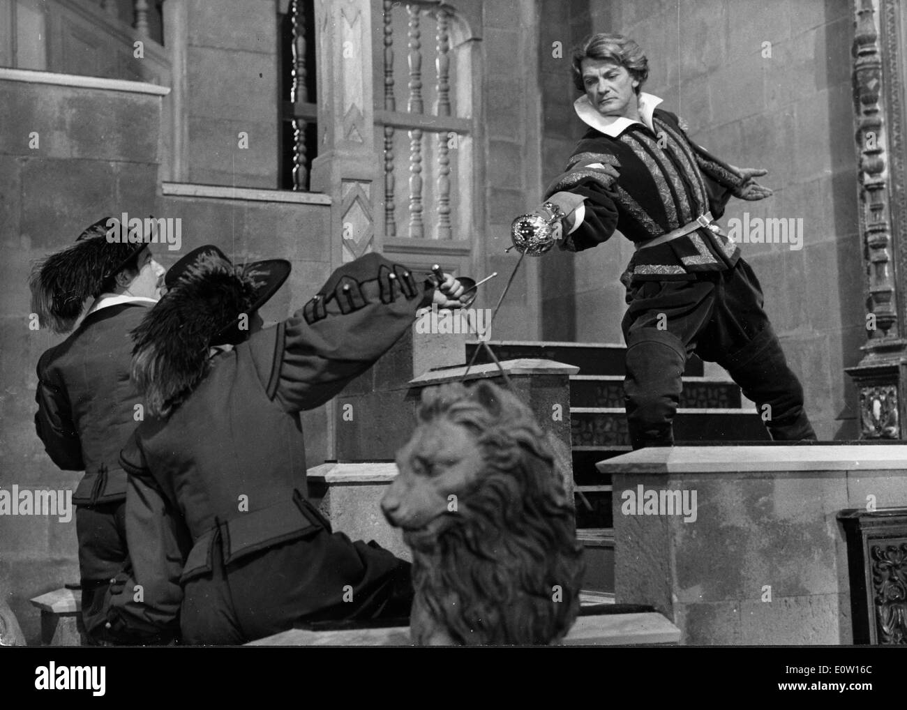 Jean Marais dans une scène de combat à l'épée Banque D'Images