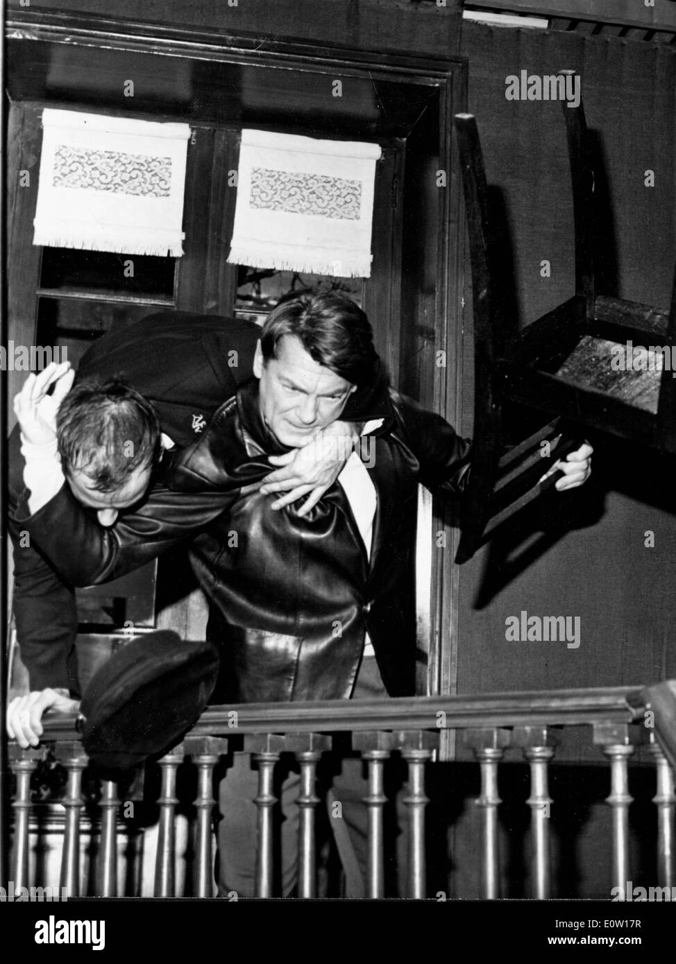 Jean Marais transportant un homme dans une scène d'un film Banque D'Images