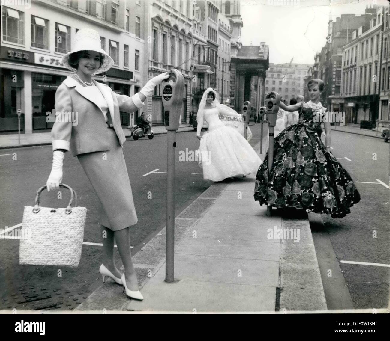 11 novembre 1960 - DÉFILÉ MANNEQUIN EN PLEIN AIR - dans la région de Hanover Square... Passere par ont été surpris hier quand ils ont vu cette apparition--in London's Hanover Square-hier...les belles jeunes femmes étaient titulaires d'un affichage en plein air des plus récentes lignes de transport de la mode pour 1961 - une répétition pour l'ouverture de la Semaine de la mode de Londres. Banque D'Images