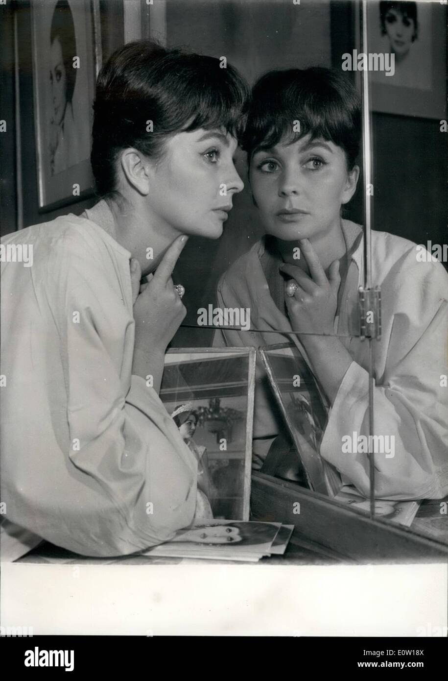 Novembre 11, 1960 - ''Lune de miel'' Hair-Do pour Jean Simmons : Paris Salon de Beauté Carita a conçu une Hair-Do spécial pour Jean Simmons qu'il a intitulée ''Lune de miel'' (Jean dépense sa lune de miel à Paris avec son mari Richard Brooks). Photo montre Jean Simmons montrant l'Hair-Do conçu pour elle par Carita. Banque D'Images