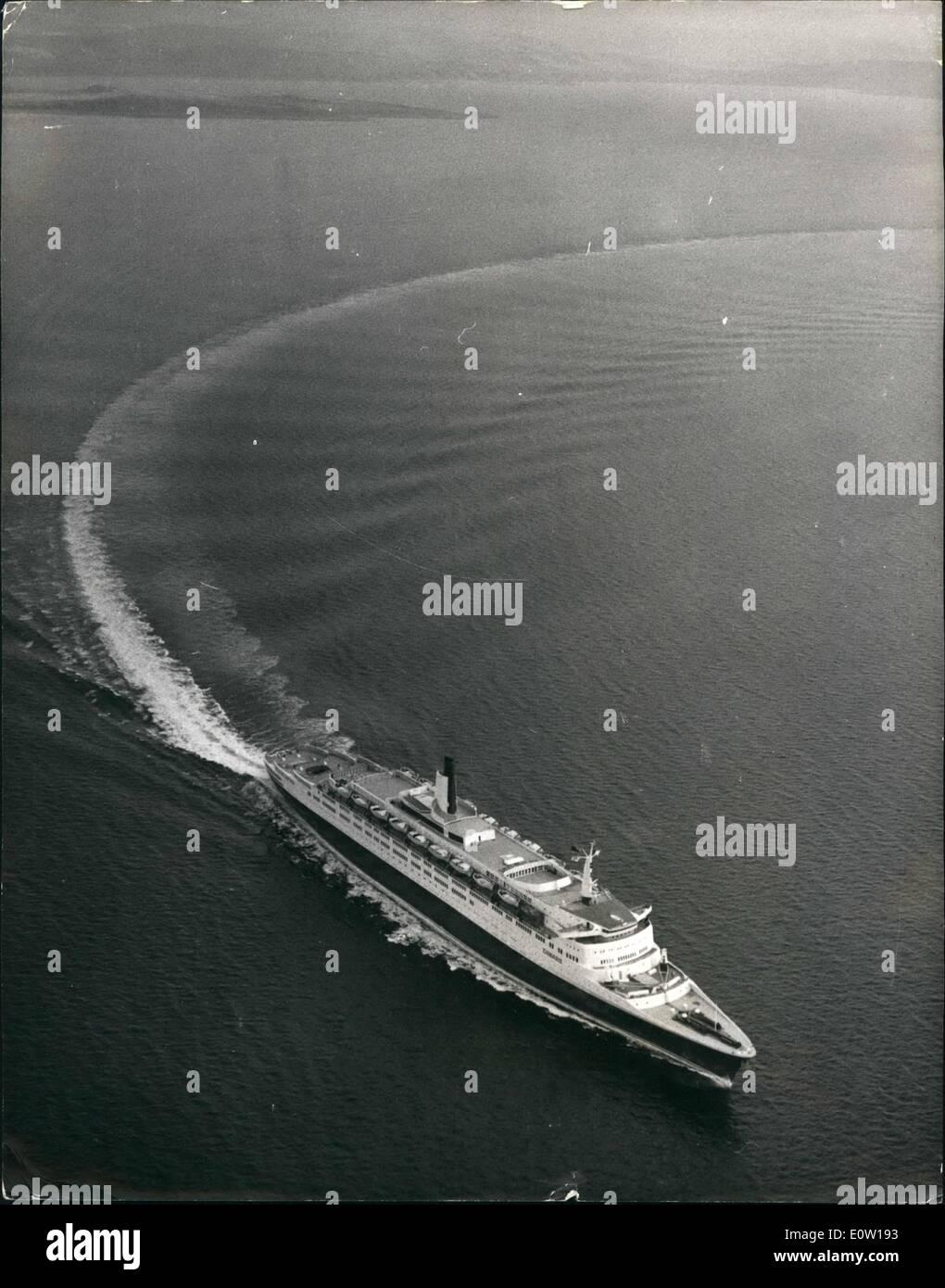 11 novembre 1960 - fuite huile coupe court QE2 Les essais en mer ; les procès des Cuzarder La reine Elizabeth 2 650 000 tonnes, ont été interrompues Banque D'Images