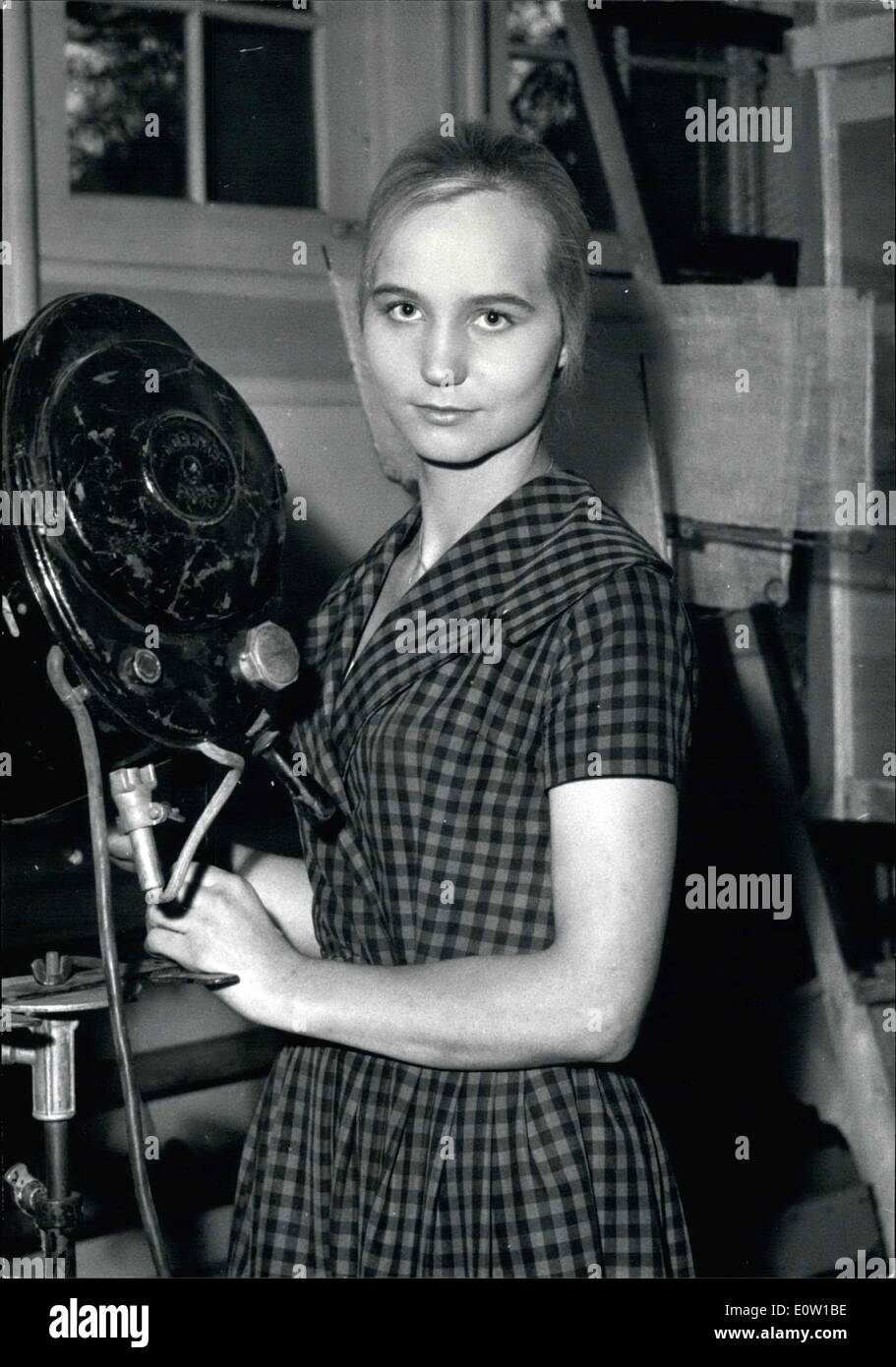 11 novembre 1960 - jeune starlette sur la manière au succès : Starlet Marie  Donneaud jouera pour la première fois dans un nouveau film de Jacques  Panigel ''La Peau Etb Les os'' (