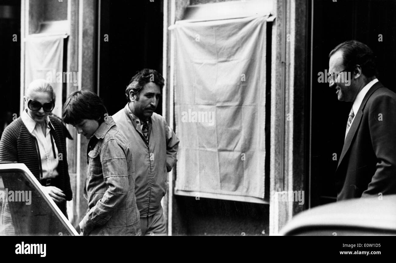 Virna Lisi actrice marcher avec des amis Banque D'Images