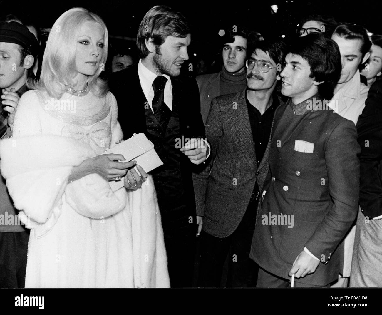 Virna Lisi actrice avec des amis à un film premiere Banque D'Images