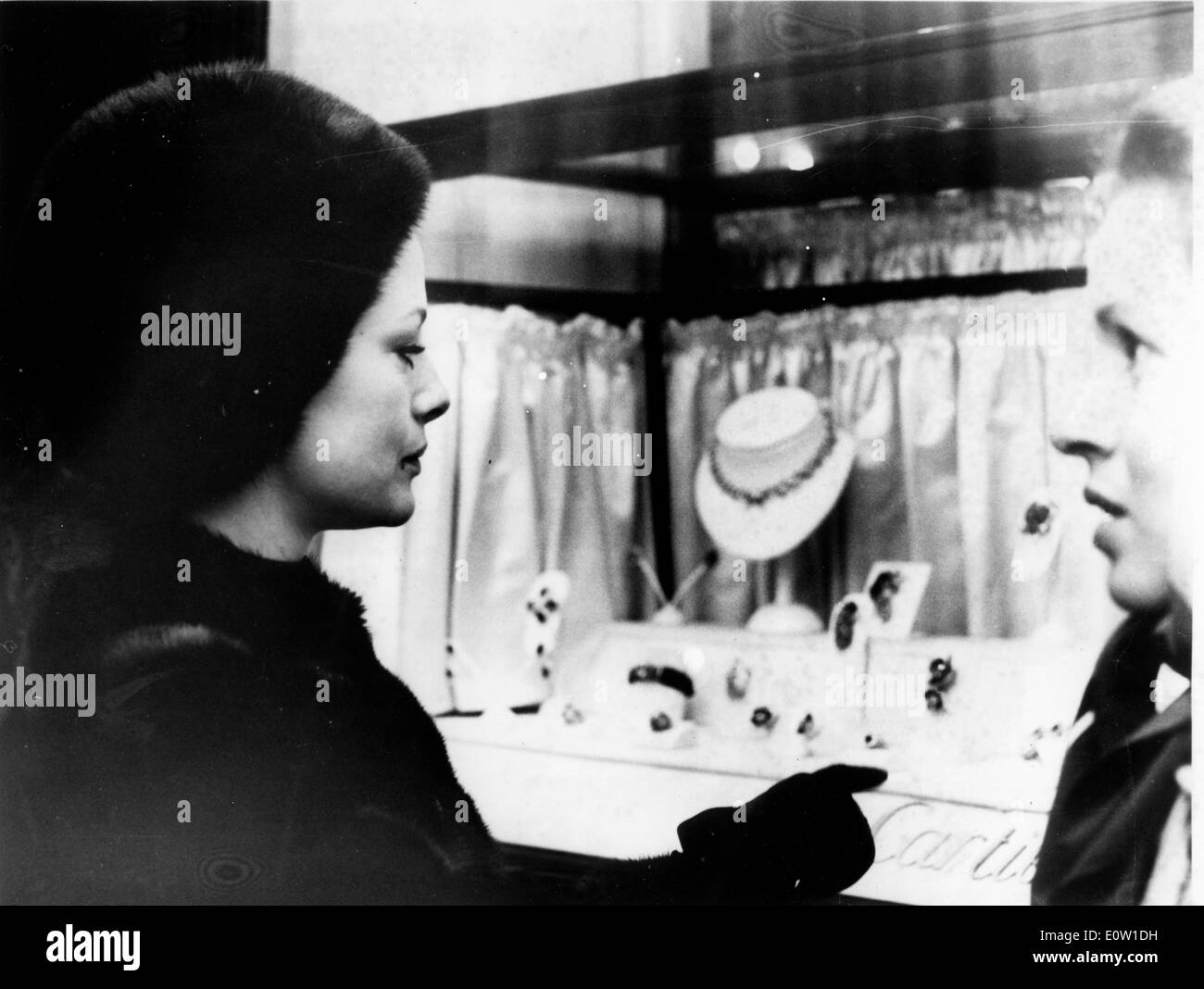 Virna Lisi actrice à la fenêtre dans un magasin de bijoux Banque D'Images