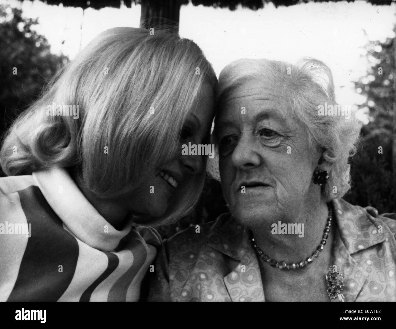 Acteurs Virna Lisi et Margaret Rutherford Banque D'Images