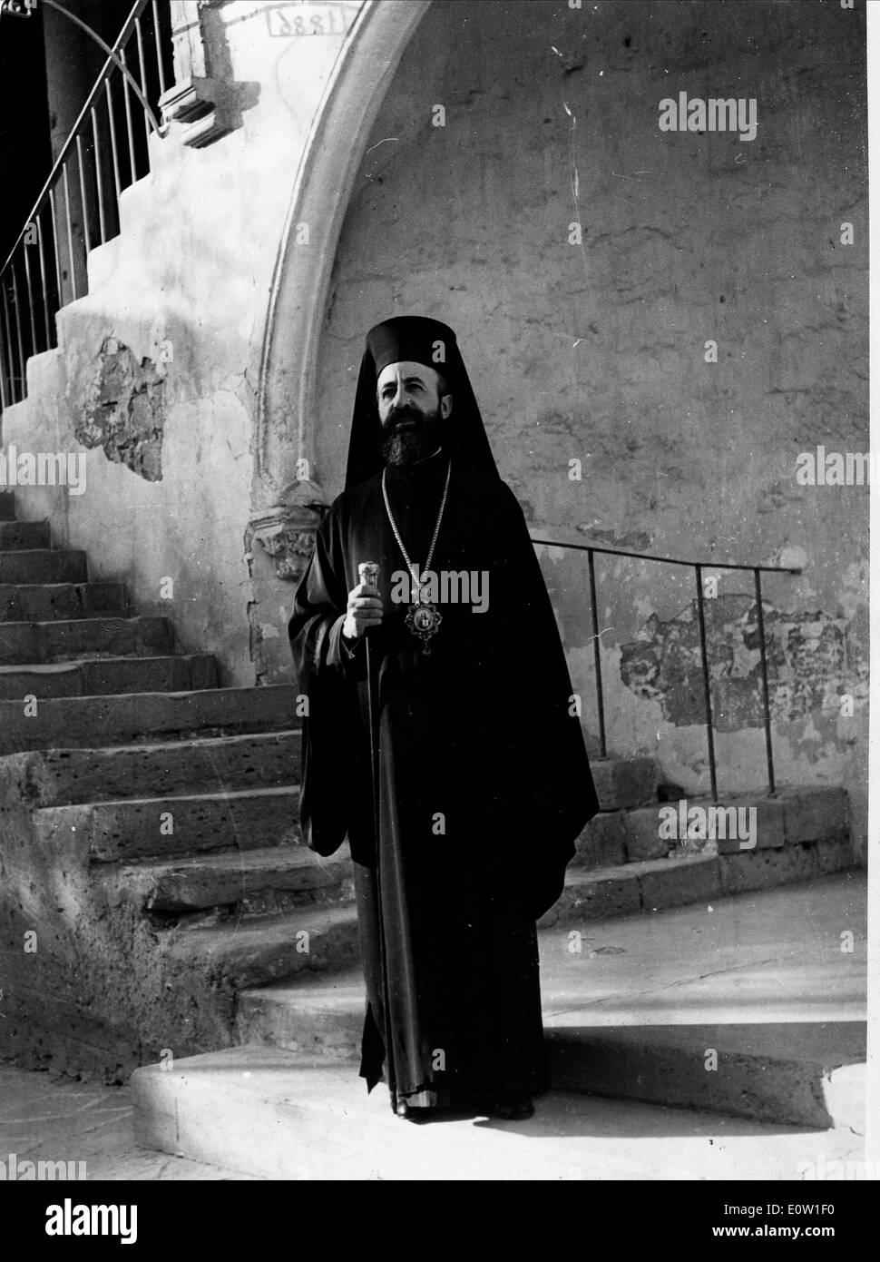 L'archevêque Makarios debout dans les escaliers Banque D'Images