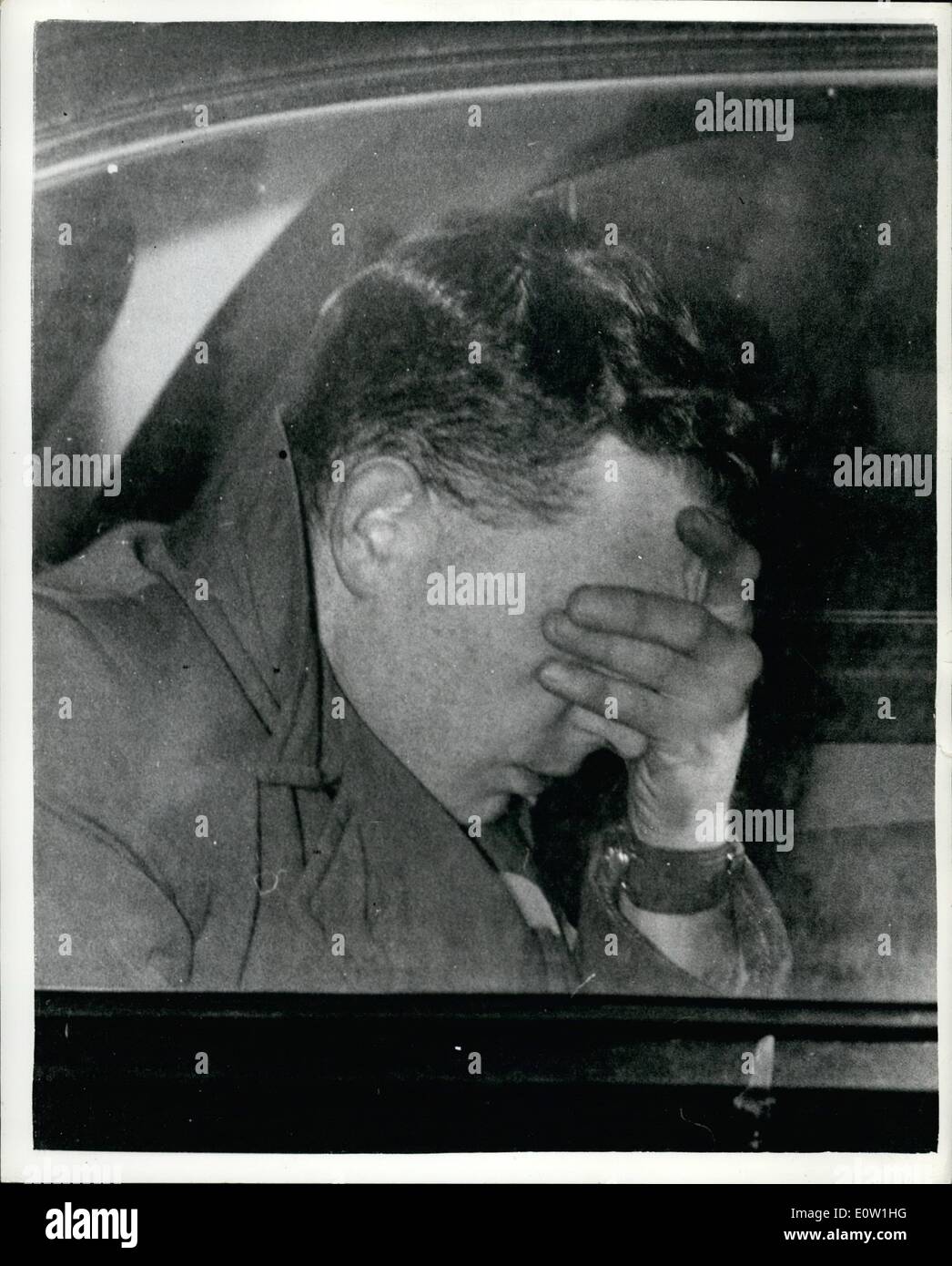 Novembre 11, 1960 - La mère de Linda plaide pour assister aux funérailles. 24 ans Mme Doreen Jeffs, fondit en larmes hier comme un détective inspecteur magistrats a dit qu'il avait accusé son à 2 heures du matin avec l'assassinat de sa fille âgée de trois semaines, Linda, elle a été placé en détention untl5Décembre th. La nuit dernière, tandis que Mme Jeffs était à l'infirmerie de la prison de Holloway , , Londres, ses conseillers juridiques envisagent de demander au ministre de l'Intérieur de permettre à Mme Jeffs aux funérailles de Linda. Elle a été trouvée morte dans son bras dans Hartfield jardins, Eastbourne, le 22 novembre. Après l'audience, Mme Banque D'Images