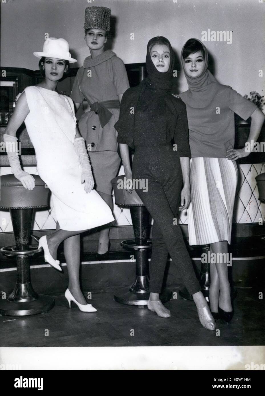 11 novembre 1960 - Défilé de Dralon à Berlin : chic dans le matériau et le poulet la combinaison de couleurs étaient les modèles qui Banque D'Images