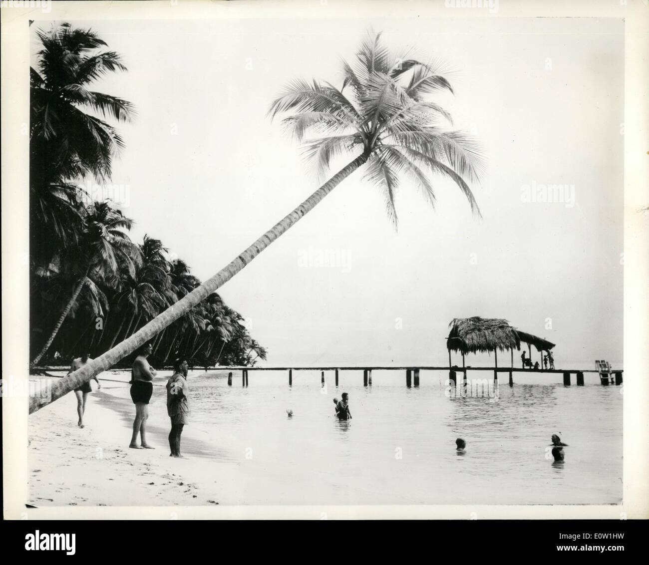 11 novembre 1960 - Tobago : huttes au toit de chaume offrent de l'ombre et une touche exotique à Pigeon Point, l'une des plages de sable de l'île paisible. Banque D'Images