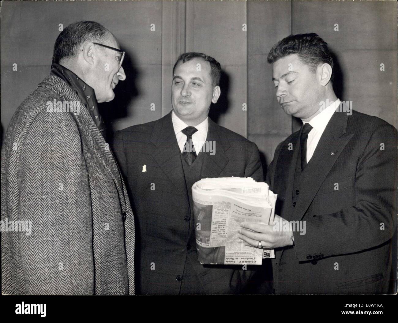 18 novembre 1960 - Procès des barricades:plus de descendants libérés : plusieurs défendeurs dans le procès des barricades ont été libérés de prison le Sante hier. Sur la photo, de gauche à droite : Serigny, ancien directeur de la ''Echo d' Alger'' un papier de droite qui ont favorisé la révolte de janvier, Perez et DeMarquet, tous d'eux maintenant libéré, arrivant au Palais de Justice à comparaître que:gratuitement défendeurs'' dans l'IRB~~~~ procès. Banque D'Images